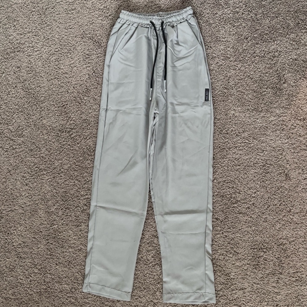 Kids Grey and white very light weight pants 
Size-M in kids